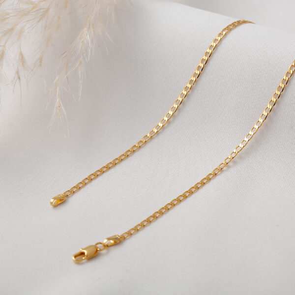CADENA . CORTO  NACAR Y PIEDRAS EN ORO LAMINADO