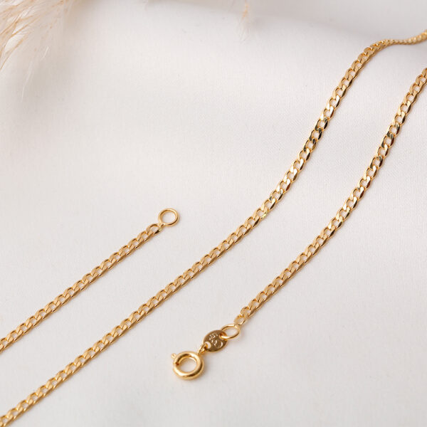 CADENA . CORTO  NACAR Y PIEDRAS EN ORO LAMINADO