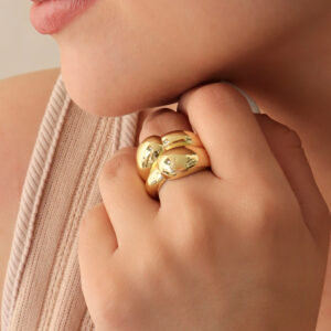 ANILLO .  DIJES EN BAÑO DE ORO