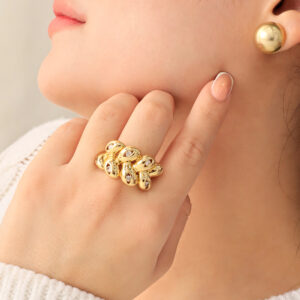 ANILLO . C/ DIJES EN BAÑO DE ORO