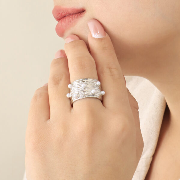 ANILLO . PERLA EN BAÑO DE RODINADO