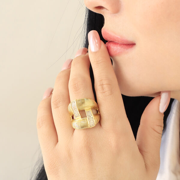 ANILLO . C/ CRISTAL EN BAÑO DE ORO