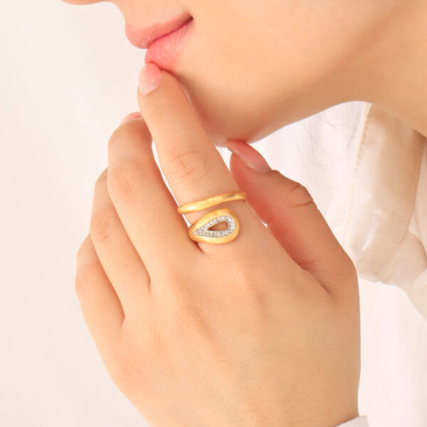 ANILLO . FIGURAS EN BAÑO DE ORO