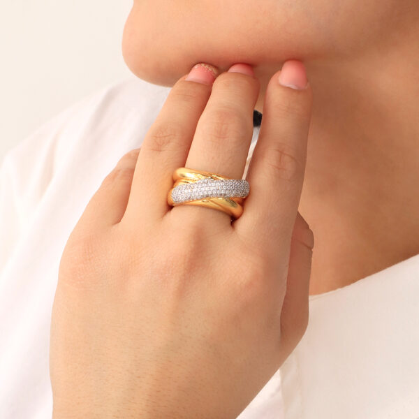 ANILLO . C/ PIEDRAS EN BAÑO DE ORO