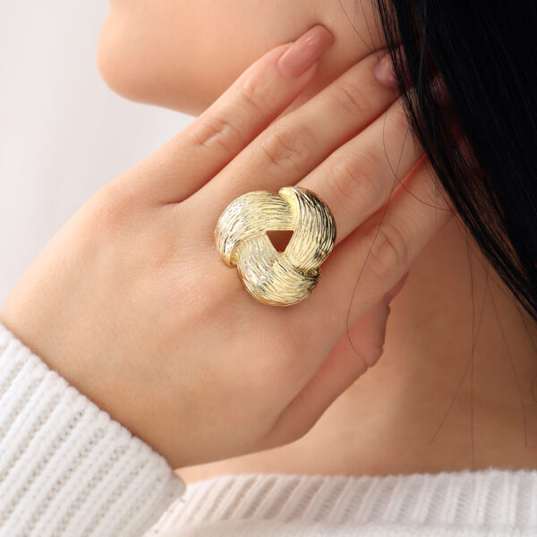 ANILLO . GUADALUPE PIEDRAS EN BAÑO DE ORO