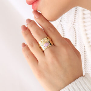 ANILLO . FIGURAS EN BAÑO DE ORO