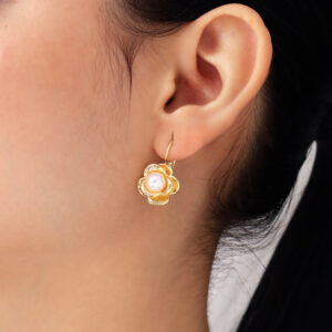 ARETE GANCHO C/ PERLAS EN BAÑO DE ORO