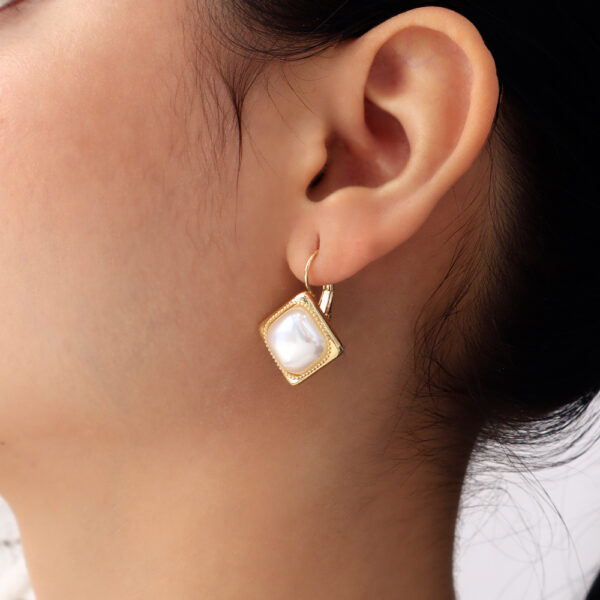 ARETE GANCHO C/ PERLAS EN BAÑO DE ORO
