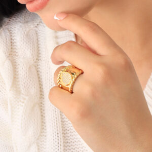 ANILLO .  CRISTAL EN BAÑO DE ORO