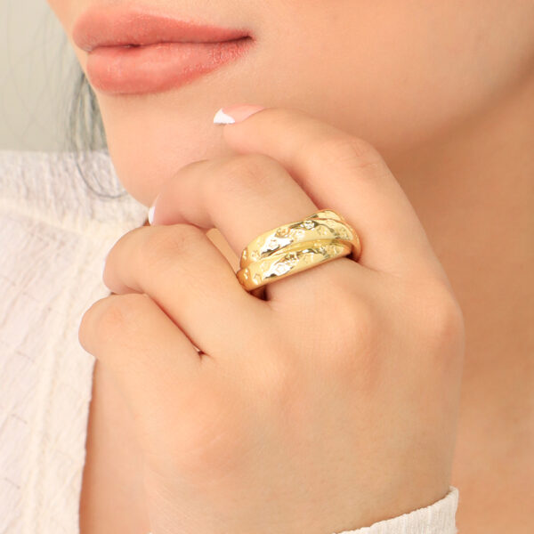 ANILLO . DORADO EN BAÑO DE ORO