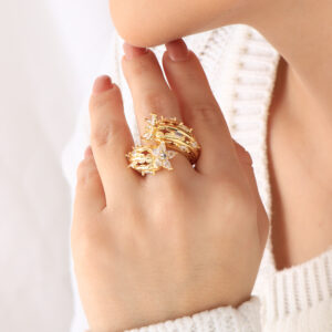 ANILLO . FLORES EN BAÑO DE ORO