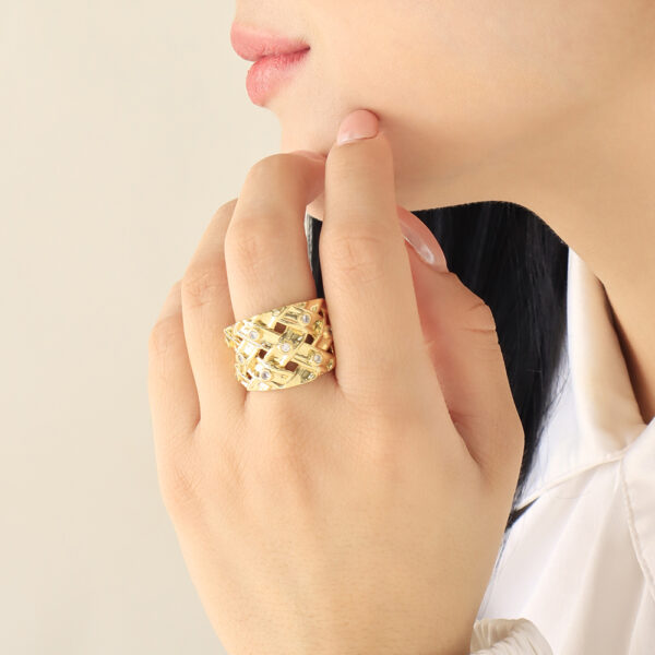 ANILLO . GUADALUPE PIEDRAS EN BAÑO DE ORO