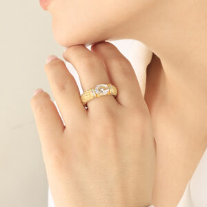 ANILLO .  CRISTAL EN BAÑO DE ORO