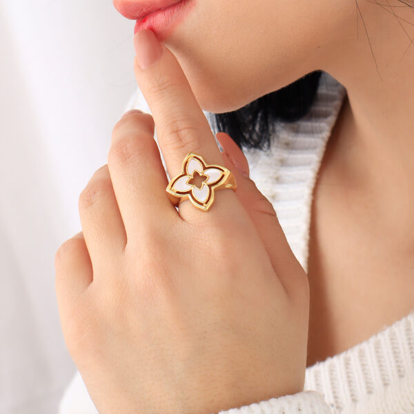 ANILLO . GUADALUPE PIEDRAS EN BAÑO DE ORO