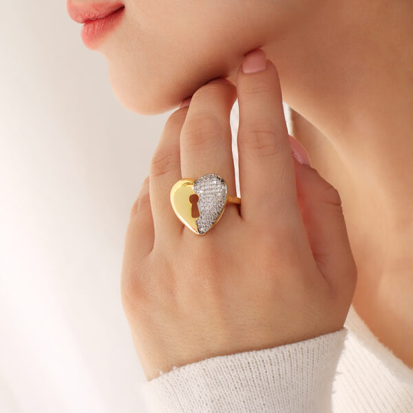 ANILLO . C/ PIEDRAS EN BAÑO DE ORO