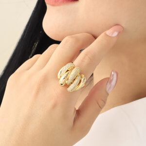 ANILLO .  CRISTAL EN BAÑO DE ORO