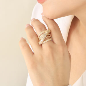 ANILLO .  CRISTAL EN BAÑO DE ORO