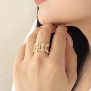 ANILLO .  CRISTAL EN BAÑO DE ORO