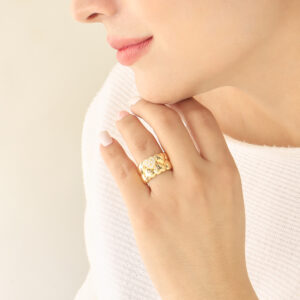ANILLO .  CRISTAL EN BAÑO DE ORO