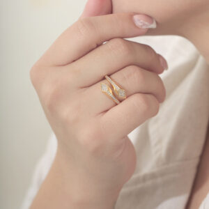 ANILLO .  CRISTAL EN BAÑO DE ORO