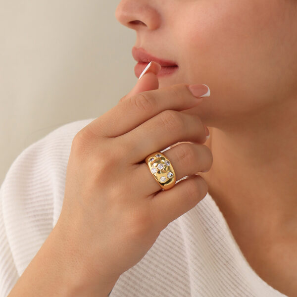 ANILLO .  CRISTAL EN BAÑO DE ORO