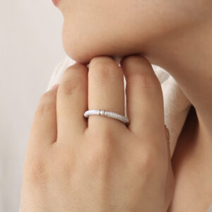 ANILLO .  PIEDRAS EN BAÑO DE RODINADO
