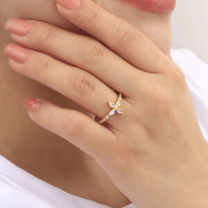ANILLO . C/ PIEDRAS EN BAÑO DE ORO
