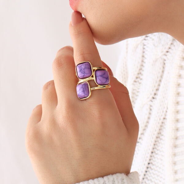 ANILLO . FIGURAS EN BANO DE ORO
