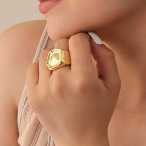 ANILLO .  DIJES EN BANO DE ORO