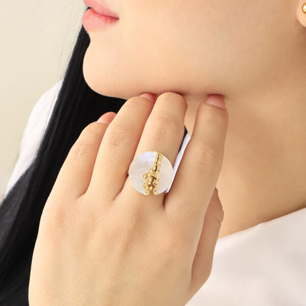 ANILLO . CRISTAL-PERLA EN BANO DE ORO