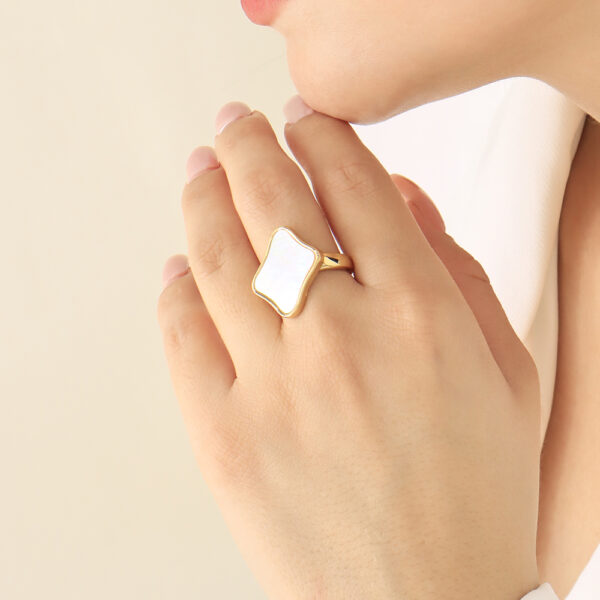 ANILLO . CRISTAL-PERLA EN BANO DE ORO