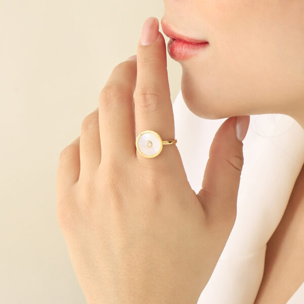 ANILLO . CRISTAL-PERLA EN BANO DE ORO