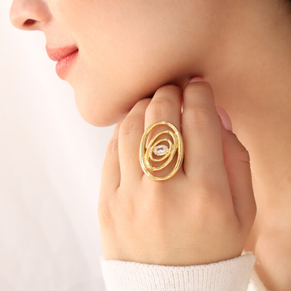 ANILLO . C/ PIEDRAS EN BAÑO DE ORO