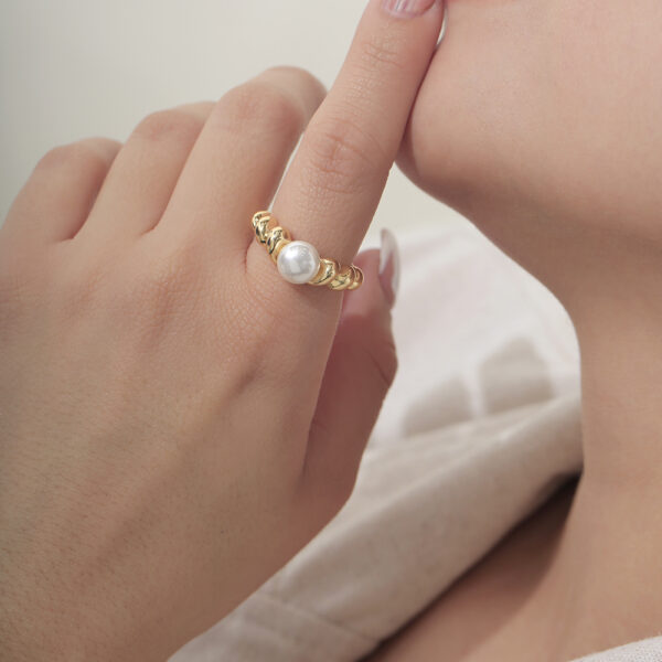 ANILLO . C/ PERLAS EN BAÑO DE ORO