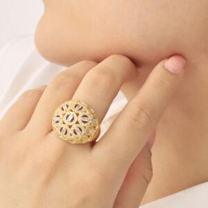 ANILLO . FIGURAS EN BANO DE ORO