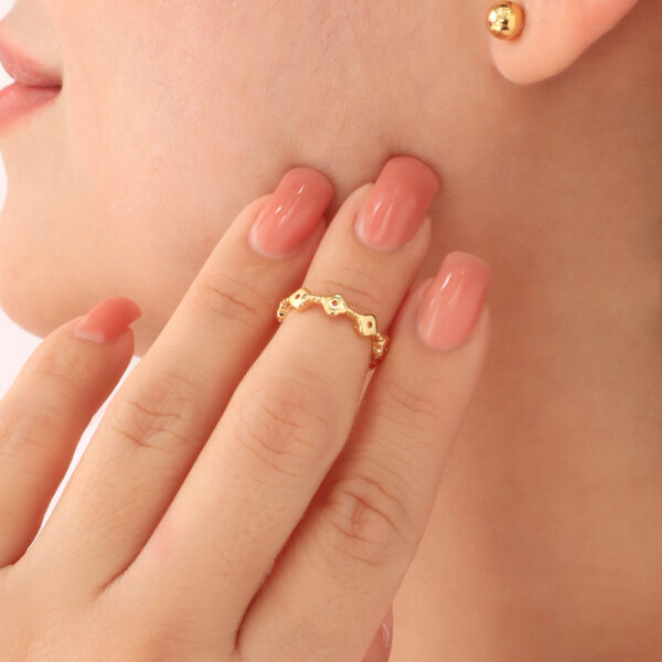 ANILLO . FIGURAS EN BAÑO DE ORO
