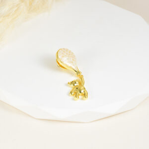 BROCHE . FIGURAS EN BAÑO DE ORO