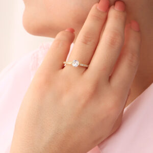 ANILLO . C/ PIEDRAS EN BAÑO DE ORO