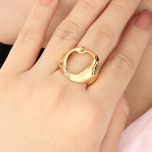 ANILLO . FIGURAS EN BAÑO DE ORO