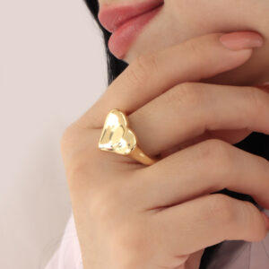 ANILLO . FIGURAS EN BAÑO DE ORO