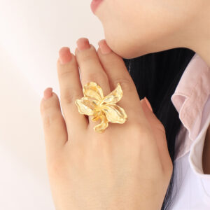 ANILLO . FIGURAS EN BAÑO DE ORO